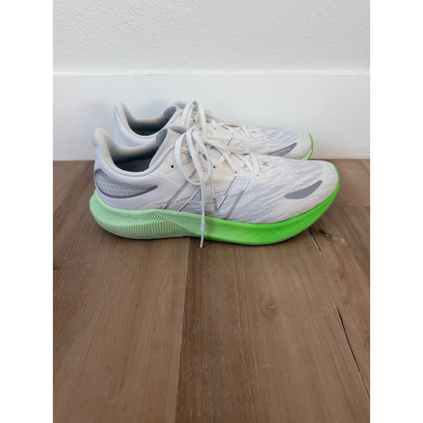 Men’s New Balance Fuelcell Propel V3 Low White Vibrant Spring Glow Size 10.5 2e